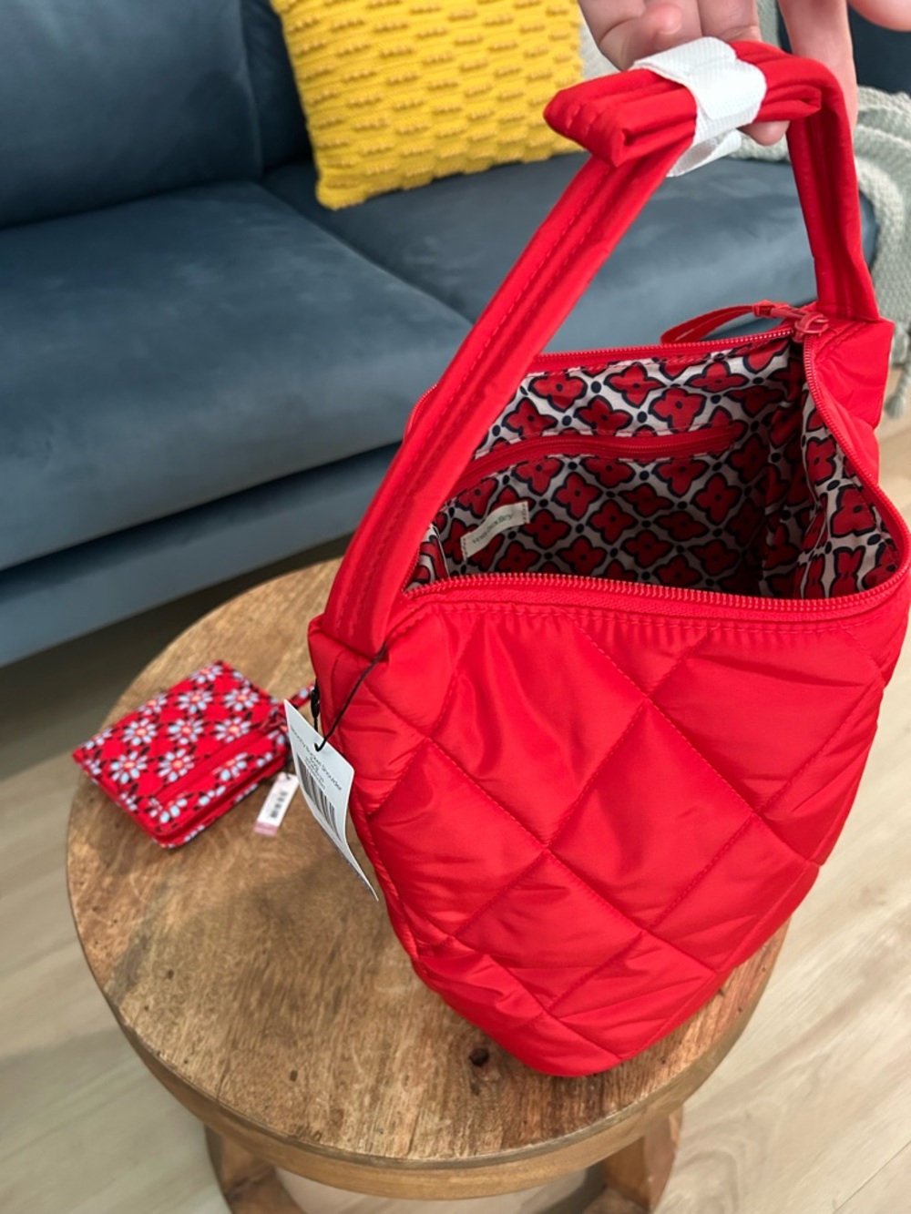 Red quilted shoulder bag - Picture 3 of 8